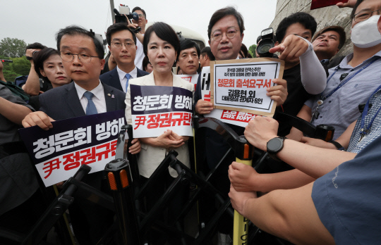 전현희, 김승원, 이건태, 장경태, 이성윤, 박은정 등 야당 법제사법위원회 위원들이 12일 윤석열 대통령 탄핵 국민청원 청문회 추진과 관련 대통령실에 증인출석요구서 수령을 촉구하며 서울 용산 대통령실을 항의 방문하던 중 경찰과 실랑이를 벌이고 있다. <연합뉴스>